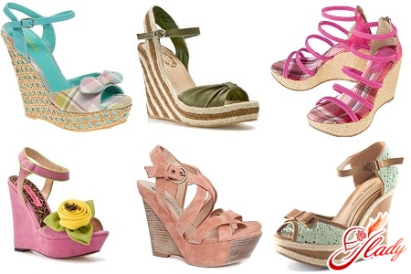 Босоножки на танкетке: удобная обувь для каждой девушки